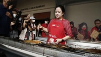Puan membakar ikan sekaligus simbolis pembukaan acara.