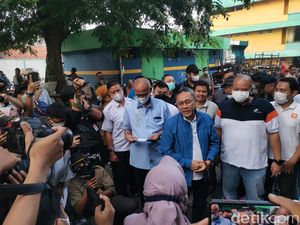 Blusukan Lagi ke Pasar, Mendag Zulhas Borong Gula 10 Kg