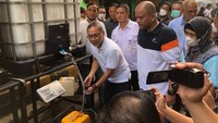Zulkifli meninjau stock point minyak goreng curah rakyat di Pasar Kramatjati, Jakarta Timur.