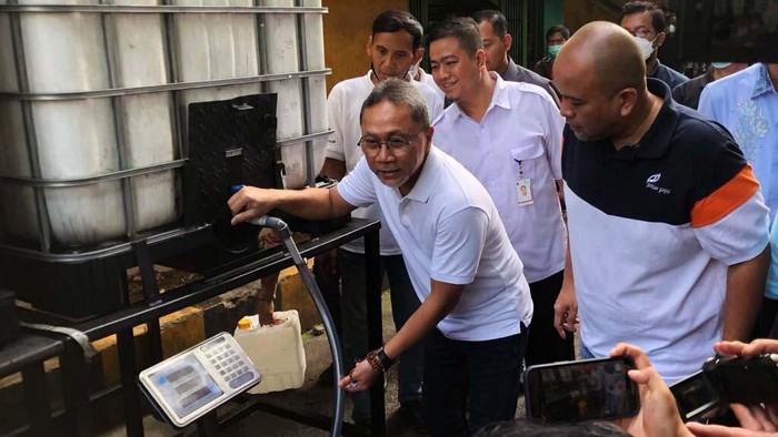 Mendag Zulhas Sidak Stock Point Migor Curah Rakyat Pasar Kramat Jati Jakarta Menteri Perdagangan (Mendag) Zulkifli Hasan meninjau sejumlah titik penjualan minyak goreng curah rakyat (MGCR) yang berada di Pasar Kramat Jati, Jakarta Timur, Sabtu,(25/6/2022), pagi. Zulhas sapaan karibnya juga meninjau stock point minyak goreng curah rakyat di Pasar Kramat Jati, Jakarta Timur.