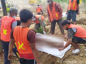 Cerita Penggali Kubur Pindahkan Jasad dari Makam Terdampak Tol KLBM