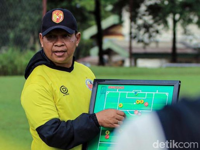 Pelatih Semen Padang FC, Delfiadri.