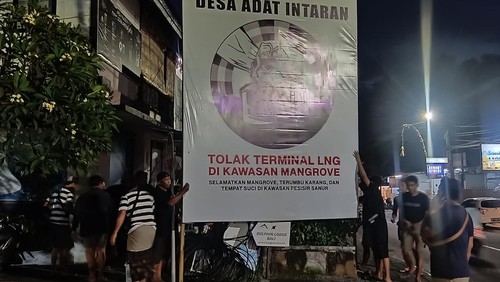 Pemasangan baliho penolakan proyek LNG di kawasan mangrove, Sabtu (25/6/2022).