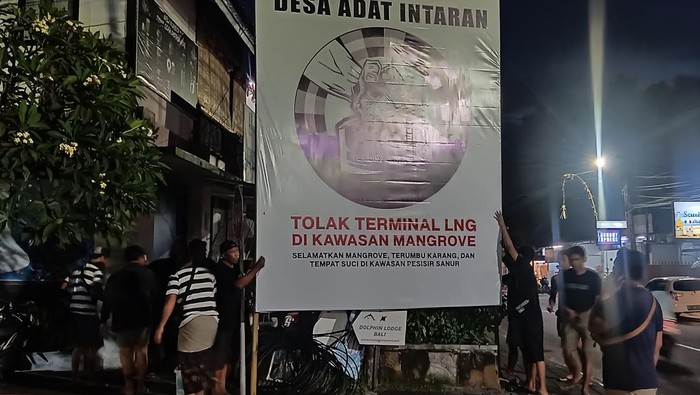 Pemasangan baliho penolakan proyek LNG di kawasan mangrove, Sabtu (25/6/2022).