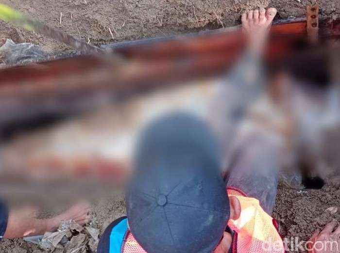 Pembongkaran makam imbas KLBM di Gresik