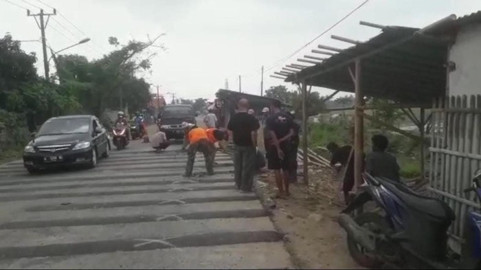 Penampakan barisan polisi tidur di Mauk, Tangerang, yang dibongkar kembali oleh polisi.