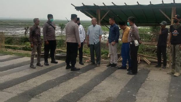 Penampakan barisan 'polisi tidur' di Mauk, Tangerang, yang dibongkar kembali oleh polisi.