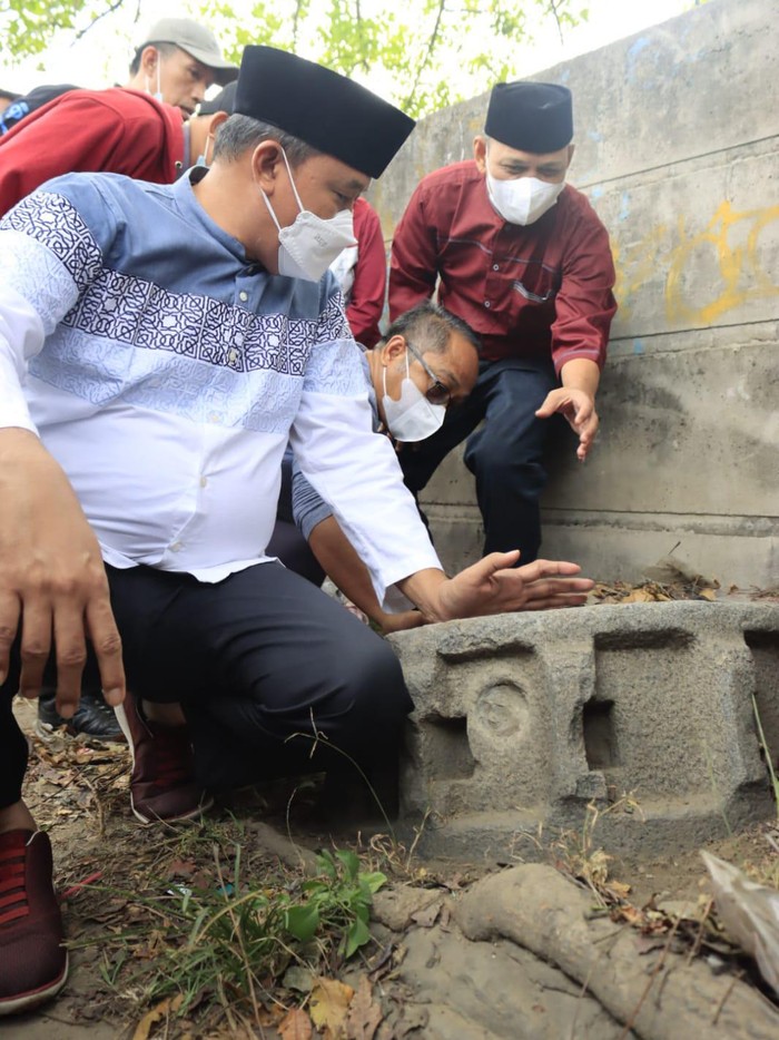 Penampakan Benda Diduga dari Abad 17 di Pinggir Jalan Bekasi (Foto: Dok. Humas Pemkot Bekasi)