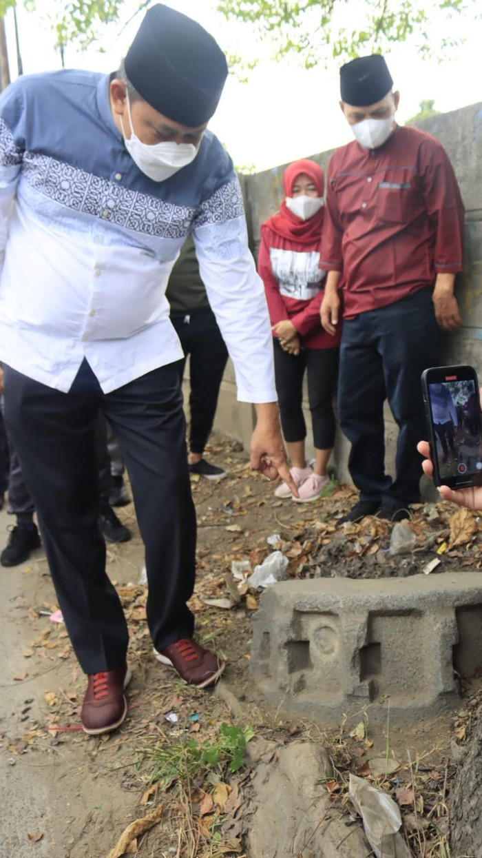 Penampakan Benda Diduga dari Abad 17 di Pinggir Jalan Bekasi (Foto: Dok. Humas Pemkot Bekasi) Penampakan Benda Diduga dari Abad 17 di Pinggir Jalan Bekasi (Foto: Dok. Humas Pemkot Bekasi)