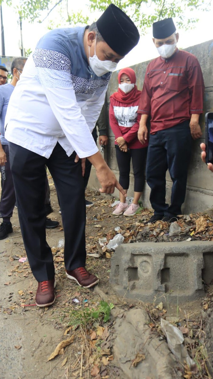 Penampakan Benda Diduga dari Abad 17 di Pinggir Jalan Bekasi (Foto: Dok. Humas Pemkot Bekasi) Penampakan Benda Diduga dari Abad 17 di Pinggir Jalan Bekasi (Foto: Dok. Humas Pemkot Bekasi)