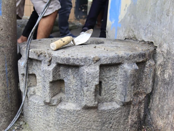 Penampakan Benda Diduga dari Abad 17 di Pinggir Jalan Bekasi (Foto: Dok. Humas Pemkot Bekasi)