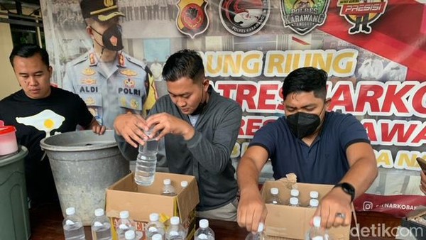 Penampakan Miras Zimbel Perenggut Nyawa 9 Warga Karawang