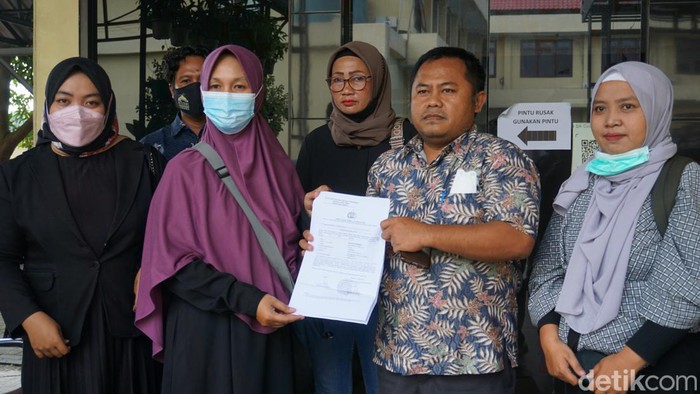 Ustaz Taman Pendidikan Al-Quran (TPQ) berinisial RD (40) dilaporkan ke polisi, lantaran diduga mencabuli 3 murid laki-laki. Pencabulan anak laki-laki yang usianya baru belasan tahun itu diduga dilakukan RD berulang kali di kantor TPQ tempatnya mengajar.