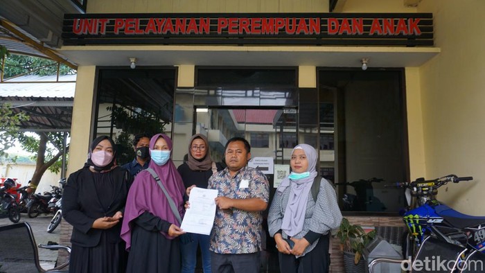 Ustaz Taman Pendidikan Al-Quran (TPQ) berinisial RD (40) dilaporkan ke polisi, lantaran diduga mencabuli 3 murid laki-laki. Pencabulan anak laki-laki yang usianya baru belasan tahun itu diduga dilakukan RD berulang kali di kantor TPQ tempatnya mengajar.