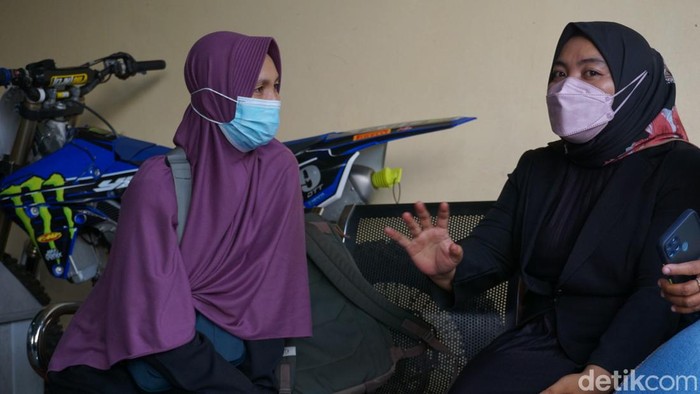 Ustaz Taman Pendidikan Al-Quran (TPQ) berinisial RD (40) dilaporkan ke polisi, lantaran diduga mencabuli 3 murid laki-laki. Pencabulan anak laki-laki yang usianya baru belasan tahun itu diduga dilakukan RD berulang kali di kantor TPQ tempatnya mengajar.