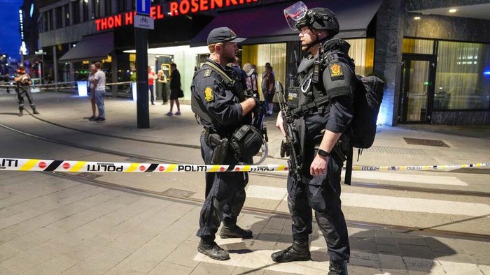 Dua orang tewas dan 14 lainnya luka-luka, beberapa di antaranya serius, dalam penembakan brutal di dekat bar di Oslo tengah, Norwegia.