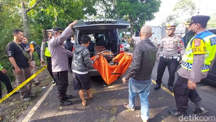 Petugas Evakuasi Potongan Kaki