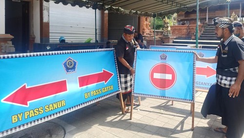 Pihak Pecalang Desa tengah mempersiapkan penanda jalan untuk penutupan dan pengalihan arus lalu lintas untuk Upacara Pangrebongan Desa Adat Kesiman, Sabtu (25/6/2022)