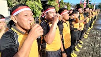 Sejumlah anggota kepolisian minum jus pala secara bersama-sama dalam rangka memecahkan rekor MURI.