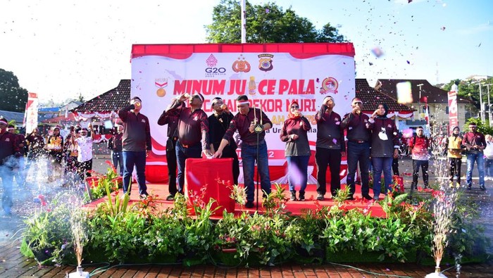 Polda Maluku Pecahkan Rekor MURI Minum Jus Pala Terbanyak Polda Maluku berhasil memecahkan rekor MURI untuk minum jus pala terbanyak secara hybrid. Jumlah jus pala yang diminum sebanyak 16.076 botol.