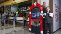 Ada pemutar CD besar di gerai KFC Indonesia ini. Itu karena produser pemenang Grammy, Steve Lillywhite bekerja sama dengan KFC untuk menjual CD dengan paket makanan Colonel. Penjualan per bulan bisa 500 ribu keping CD! Foto: delish.com / Sarah Weinberg