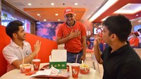Wow keren! KFC di India ini buka khusus untuk penyandang cacat. Beberapa karyawan pun dilatih agar bisa melayani orang-orang dengan keterbatasan. Foto: delish.com / Sarah Weinberg