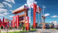 Halaman luas ini ternyata jadi tempat bagi drive thru terbesar di dunia. Bahkan KFC di Ukraina ini punya jalur ganda yang melayani 200 mobil setiap jam. Keren! Foto: delish.com / Sarah Weinberg
