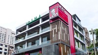Gerai KFC ini adalah yang pertama di Myanmar! Gedung besar dan bertingkat ini bisa disambangi lebih dari 240 pengunjung lho! Foto: delish.com / Sarah Weinberg
