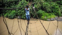 Warga terpaksa melakukannya lantaran jembatan tersebut menjadi akses paling cepat, terutama untuk tiba ke sawah.