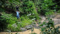 Jembatan kawat itu menjadi akses jalan terdekat warga Desa Salamnunggal menuju sawah garapannya di Desa Sukarama Kecamatan Bojongpicung.