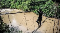 Sekadar diketahui, jembatan kawat nyang membentang sepanjang 52 meter dengan ketinggian mencapai 25 meter dari permukaan sungai menghubungkan Desa Salamnunggal Kecamatan Cibeber dan Desa Sukaeama Kecamatan Bojongpicung.