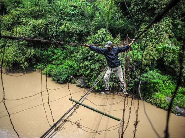 Potret Warga Bertaruh Nyawa Lewati Jembatan Kawat di Cianjur