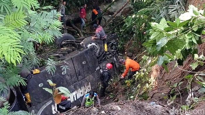 Proses evakuasi bus City Trans Utama bernopol B 7701 TGA di Rajapolah Tasikmalaya