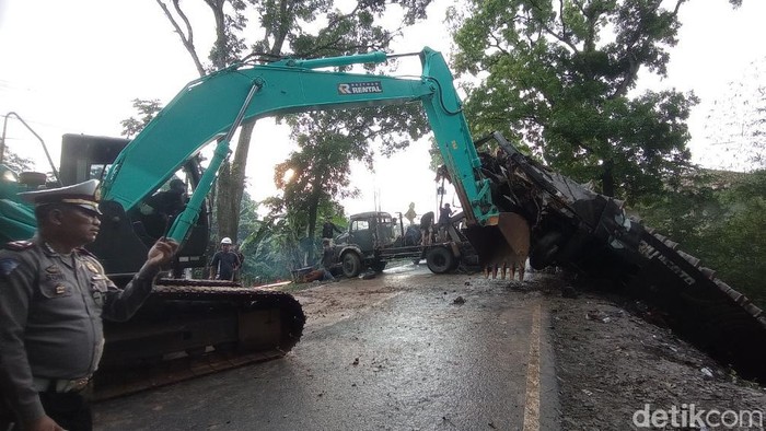 Proses evakuasi bus City Trans Utama bernopol B 7701 TGA di Rajapolah Proses evakuasi bus City Trans Utama bernopol B 7701 TGA di Rajapolah Tasikmalaya