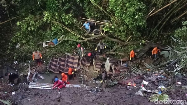Rusak Parah! Ini Penampakan Bus yang Terjun ke Jurang di Tasikmalaya