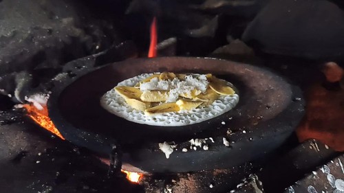 Proses pembuatan Laklak Biu Men Bayu, di warungnya dekat Balai Banjar Penebel Kaja, Kecamatan Penebel, Tabanan, Bali, Sabtu (25/6/2022).