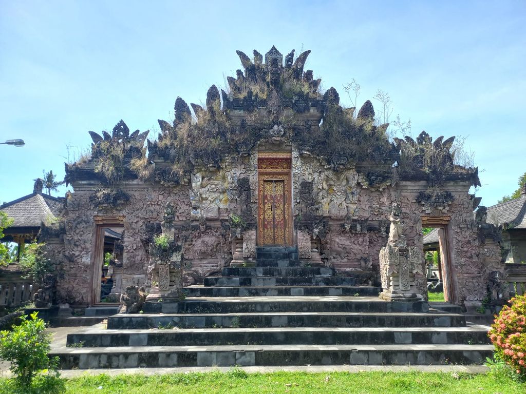 Pura Beji di Dusun Beji, Desa Sangsit, Kecamatan Sawan, Kabupaten Buleleng, Bali, tampak megah. Arsitektur dan ukirannya memanjakan mata.