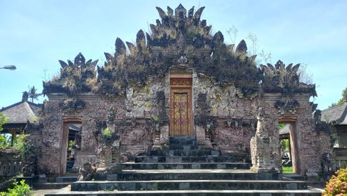 Pura Beji di Dusun Beji, Desa Sangsit, Kecamatan Sawan, Kabupaten Buleleng, Bali, tampak megah. Arsitektur dan ukirannya memanjakan mata.