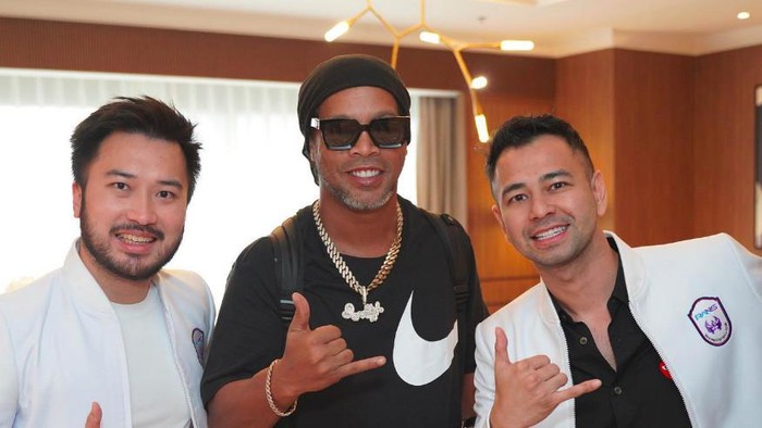 Raffi Ahmad saat bertemu dengan Ronaldinho.