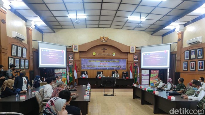 Rapat vaksin PMK di Kantor Pusvetma Surabaya.