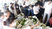 Aditya Tumbuan juga mengawali penaburan bunga sebelum peti dikubur. (Foto: Noel/detikcom)