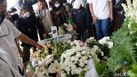 Pemakaman sempat diwarnai hujan. (Foto: Noel/detikcom)