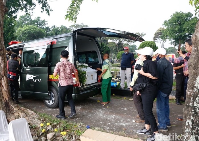 Proses pemakaman Rima Melati di TPU Tanah Kusir Jakarta Sabtu (25/6/2022)