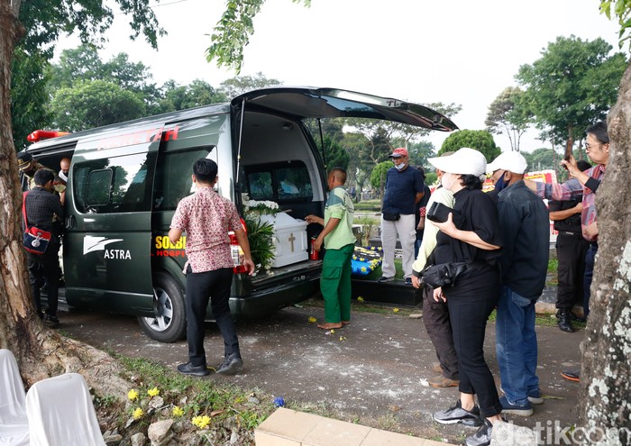 Rima Melati Proses pemakaman Rima Melati di TPU Tanah Kusir Jakarta Sabtu (25/6/2022)
