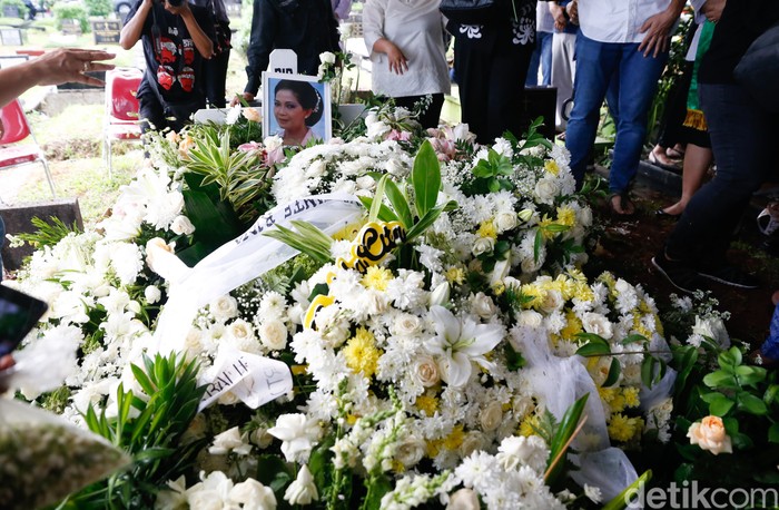 Rima Melati Proses pemakaman Rima Melati di TPU Tanah Kusir Jakarta Sabtu (25/6/2022)