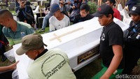 Sebelumnya dilakukan ibadah penutupan peti di sana. (Foto: Noel/detikcom)  
