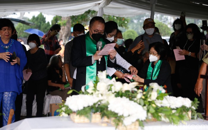 Rima Melati Proses pemakaman Rima Melati di TPU Tanah Kusir Jakarta Sabtu (25/6/2022)