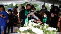 Proses pemakaman juga diiringi dengan lantunan doa dari pihak gereja. (Foto: Noel/detikcom)