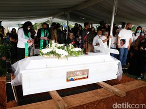 Rima Melati Dimakamkan, Anak: Sudah Bertemu Suami Terkasih di Sana