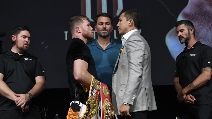 HOLLYWOOD, CA - JUNE 24: Boxer Canelo Alvarez (L) and Gennady Golovkin (R) pose, with boxing promotor Eddie Hearn (C) during a news conference on June 24, 2022 in Hollywood, California. Alvarez and Golovkin will meet in a Las Vegas, Nevada on September 17, 2022, for the undisputed super middleweight championship of the world.  (Photo by Kevork Djansezian/Getty Images)